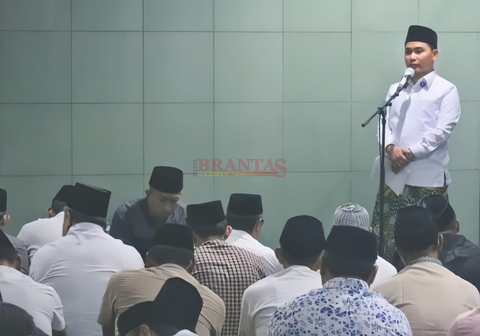 Bupati Mojokerto Dr. H. Muhammad Albara ( Gus Barra ) saat menyampaikan sambutannya pada Tarawih Perdana di Masjid Baiturrahim Pemkab Mojokerto