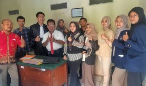 Direktur LBH PERMATA LAW MOJOKERTO Kholil Askohar, SH, MH, Photo bersama Tim nya usai Sidang Perdana Terdakwa Bahlul Pembunuh Wanita Asal Kediri