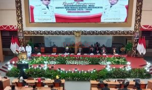 Bupati Gus Barra dan Wabup dr Rizal saat membacakan Visi dan Misi saat Rapat Paripurna DPRD yang dihadiri Gubernur Jatim Khofifah