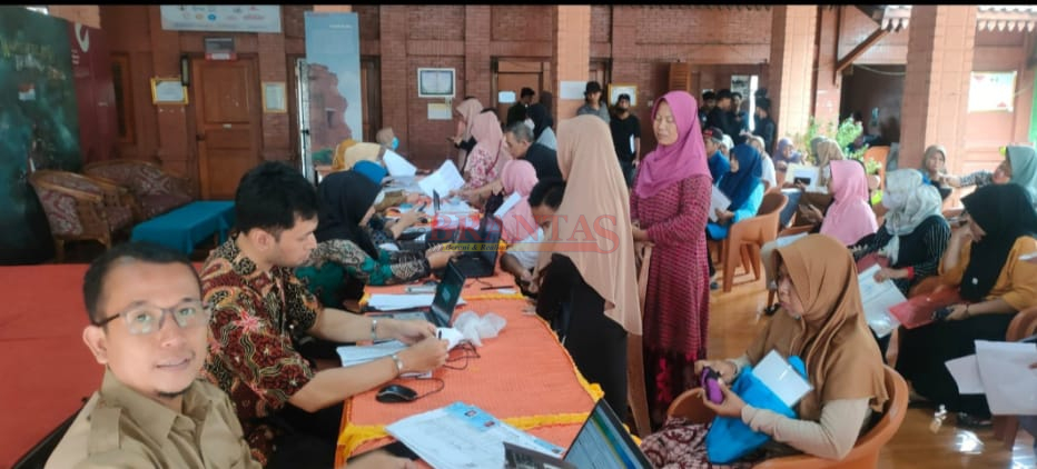 Para petugas Dari Dispenduk Capil Kabupaten Mojokerto saat melaksanakan GISA di Balai Desa Bejijong Trowulan