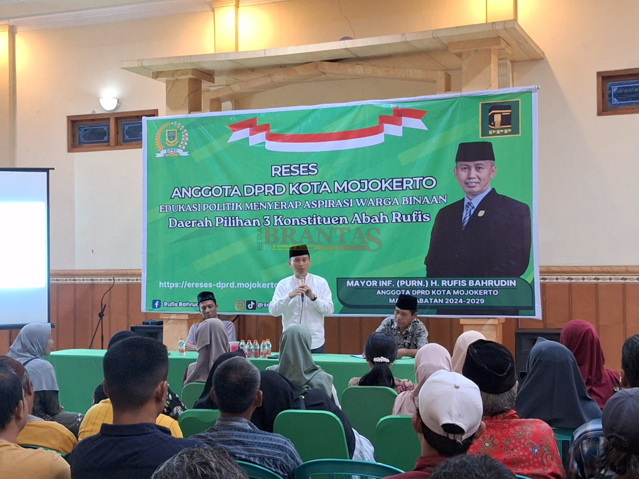 Anggota DPRD Kota Mojokerto MAYOR INF. (PURN) H. RUFIS BAHRUDIN saat menjawab dan  Menyerap Aspirasi Masyarakat di Dapil 3 Pralon