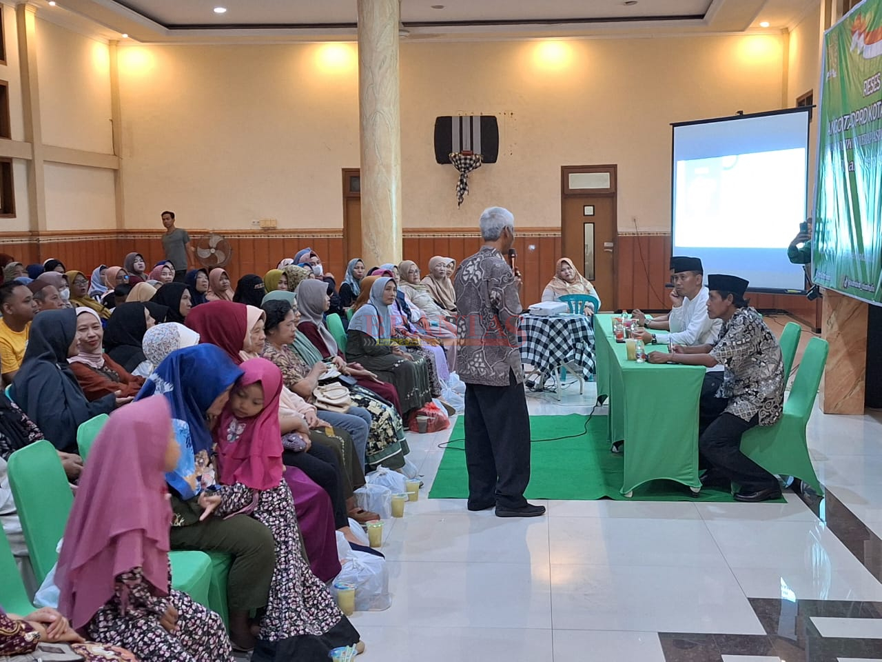 Salah satu Warga tokoh masyarakat yang mengajukan usulan pada saat Anggota DPRD Kota Mojokerto Mayor Inf ( Purn ) H. RUFIS BAHRUDIN Mengadakan RESES