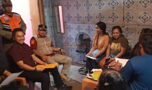 Pimpinan Komisi I DPRD Kabupaten Mojokerto Akhmad Luthfy Ramadhani, S.Pd, M.Pd, Didampingi Kabid Tibumtranmas Mehendra, WW, SE, MM, saat mendata para LC di lokasi hiburan malam