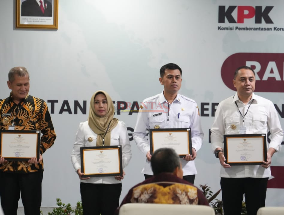 Walikota Mojokerto Ning Ita mendapatkan Penghargaan MCP dari KPK RI