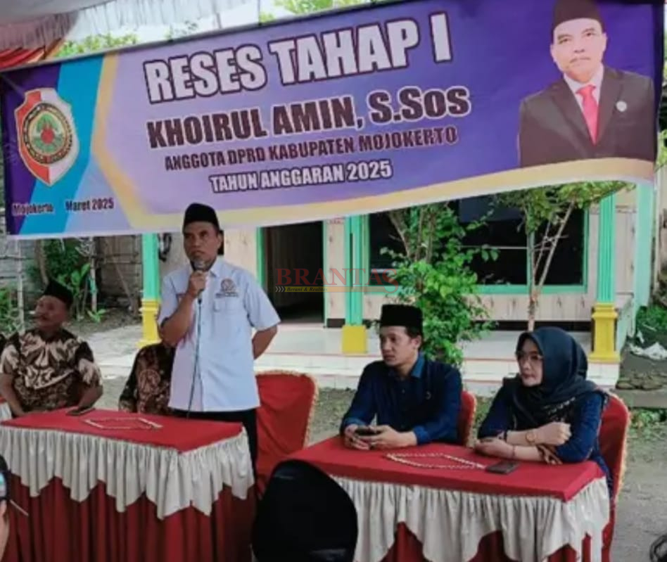 Wakil Ketua DPRD Kabupaten Mojokerto Dari Fraksi NasDem H. Khoirul Amin, S.Pd, yang akrab disapa Abah Amin saat Gelar Reses Tahap I Tahun 2025 di Kediamannya di Ngabar