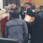 8 Saksi saat melihat barang bukti di Persidangan PN Mojokerto Disaksikan oleh Advokat Kondang Jatim Kholil Askohar SH MH