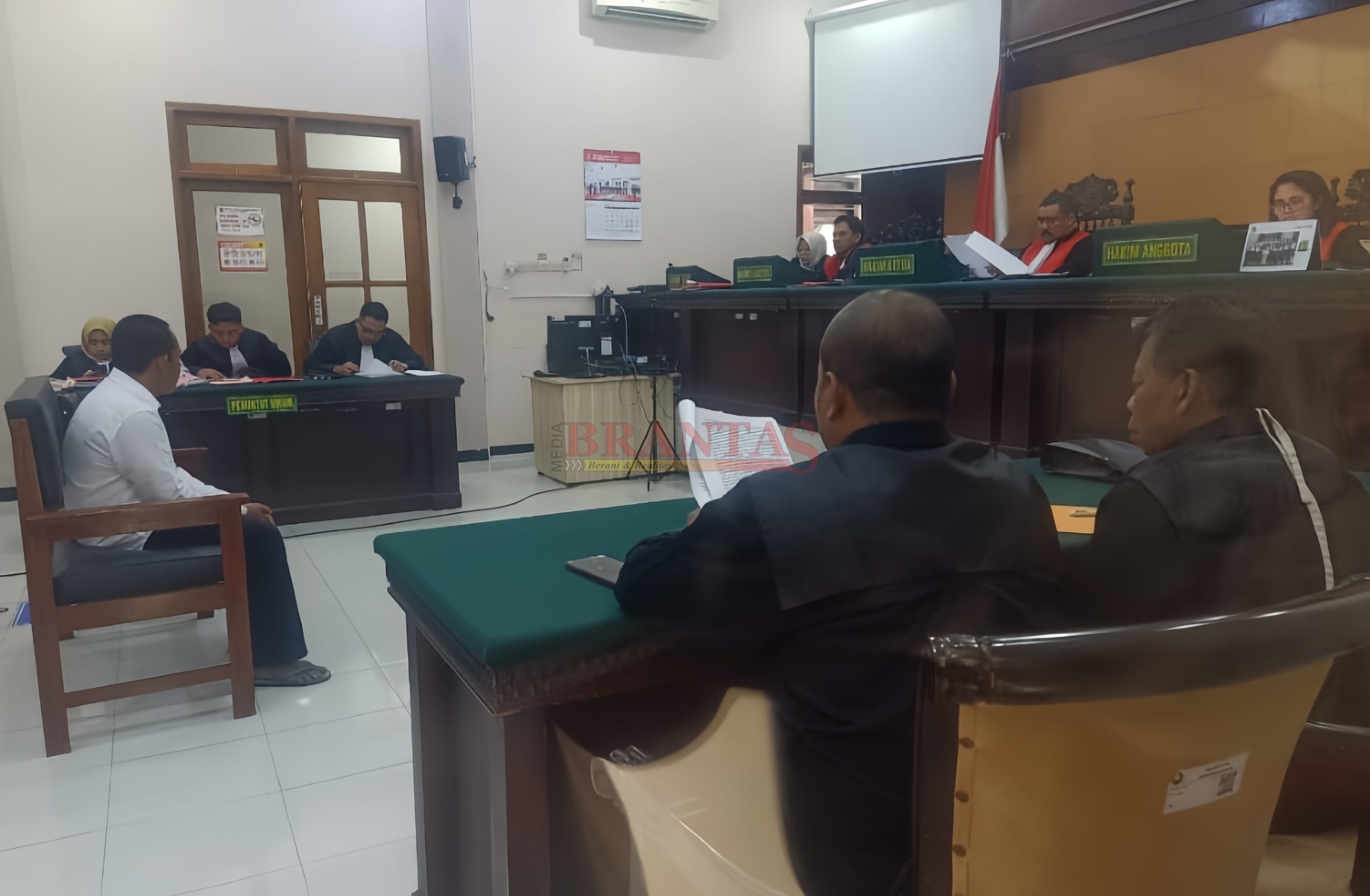 Terdakwa Bahlul alias Kentir Pembunuh Wanita Asal Kediri saat menjalani sidang perdana di dampingi Advokat Kondang Jatim Kholil Askohar, SH, MH