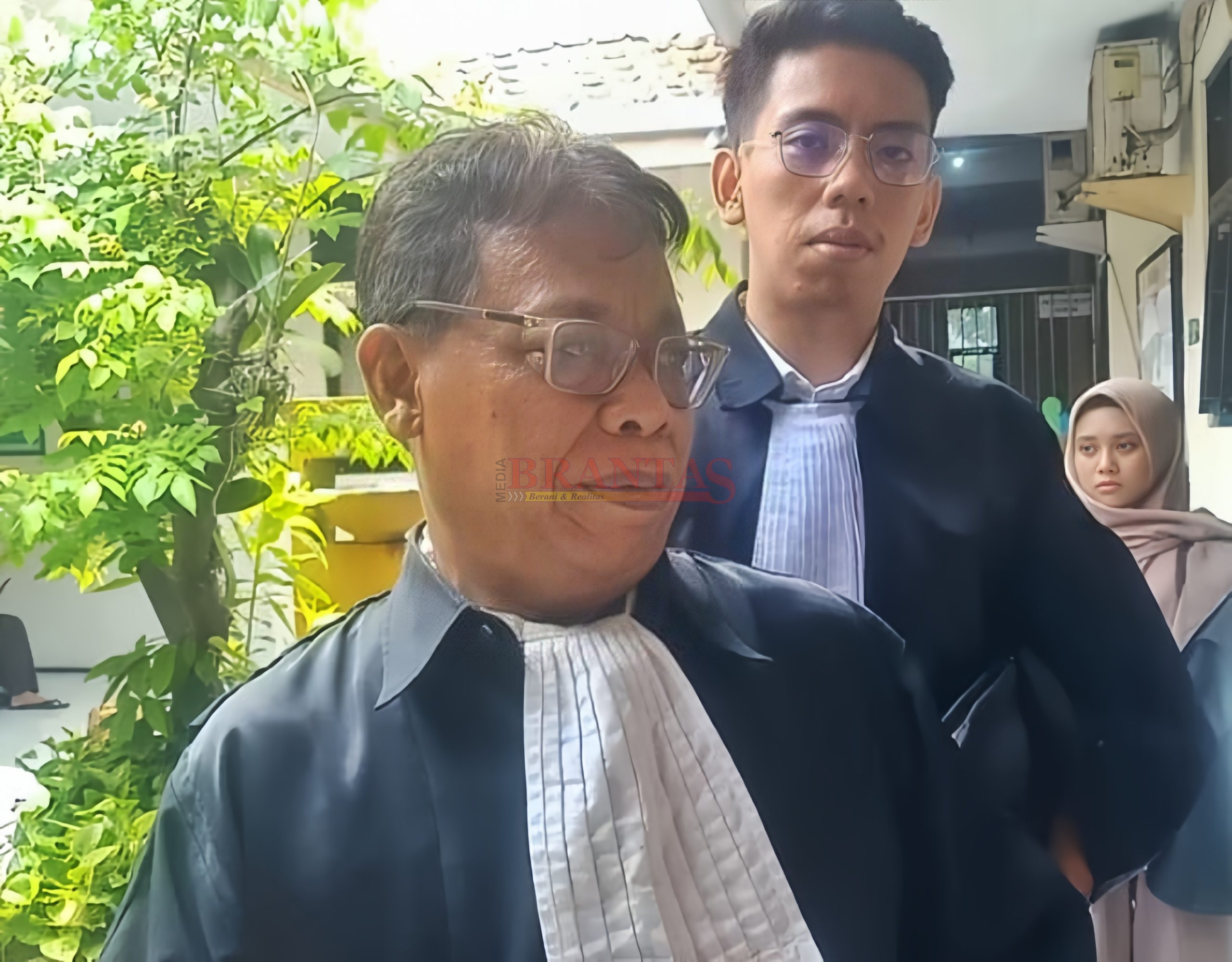 Advokat Kondang Jatim yang juga Direktur LBH PERMATA LAW, Kholil Askohar SH MH saat Jumpa Pers usai sidang kliennya Terdakwa Bahlul