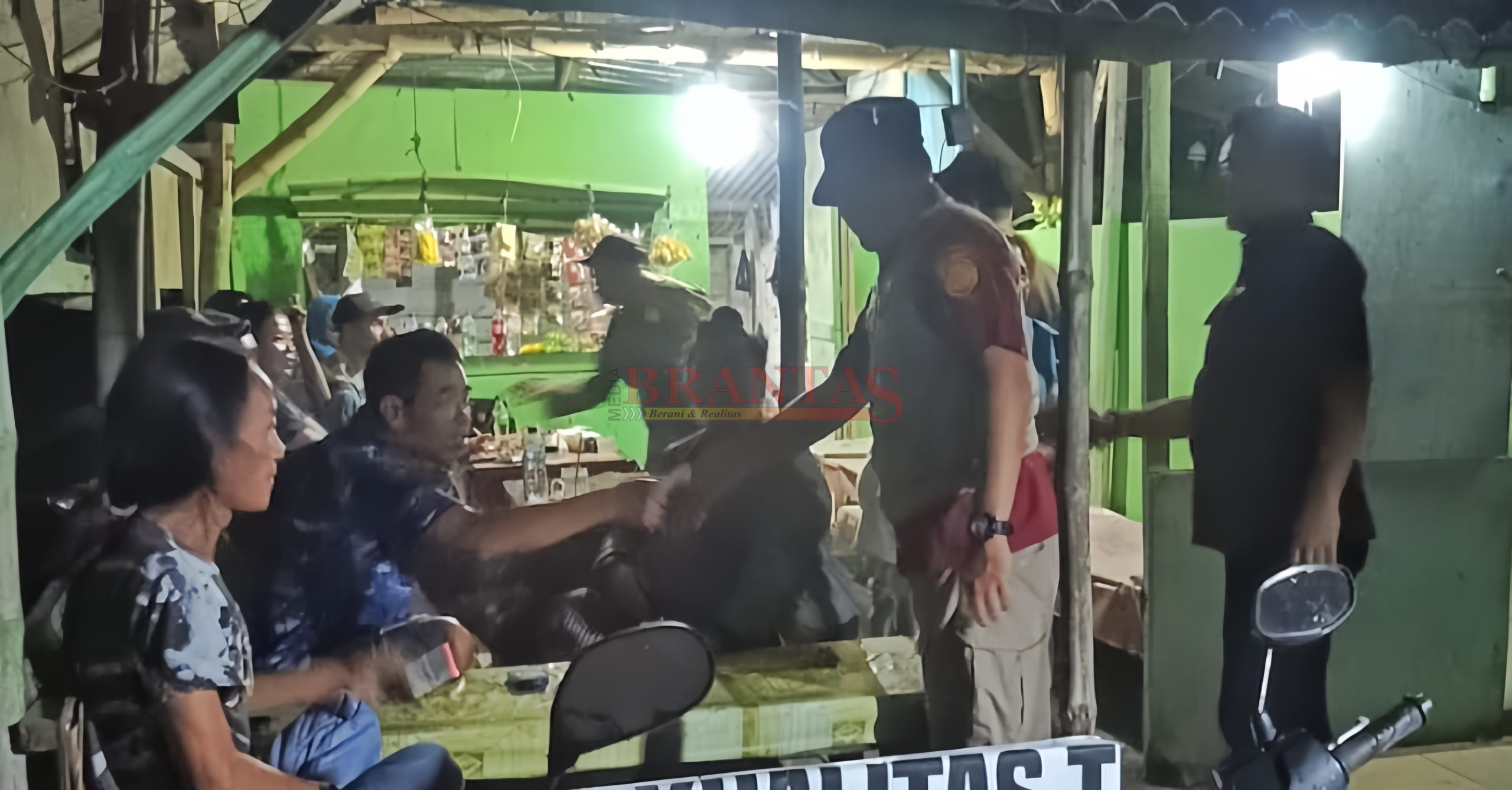Pimpinan Komisi I DPRD Kabupaten Mojokerto Akhmad Luthfy Ramadhani, S.Pd, M.Pd, Didampingi Kabid Tibumtranmas Mehendra, WW, SE, MM, saat mendatangi lokasi hiburan malam yang nekat masih buka di bulan suci Ramadhan