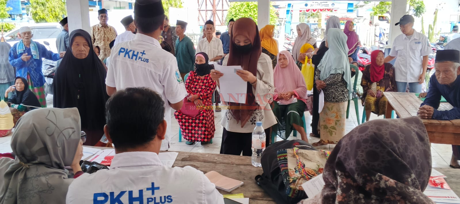 SAMPANG - Kepedulian Pemerintah Salurkan PKH Plus 162 Lansia di Tambelangan Rasakan Manfatnya 1 PKH Plus