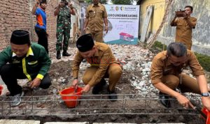 MOJOKERTO - Gus Bupati Lakukan Peletakan Batu Pertama Program PPKT di Desa Mojopilang Kemlagi Mojokerto PPKT