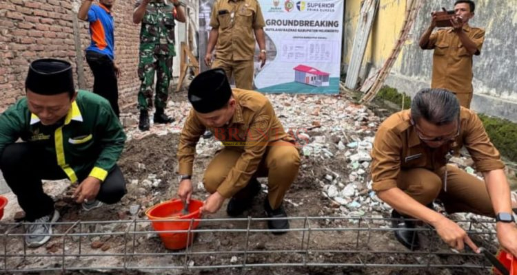 MOJOKERTO - Gus Bupati Lakukan Peletakan Batu Pertama Program PPKT di Desa Mojopilang Kemlagi Mojokerto PPKT