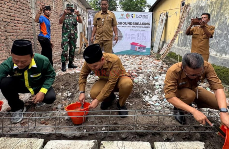 MOJOKERTO - Gus Bupati Lakukan Peletakan Batu Pertama Program PPKT di Desa Mojopilang Kemlagi Mojokerto PPKT