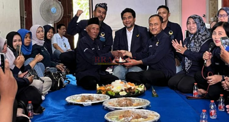 DPD Partai NasDem Kab Kediri Potong Tumpeng HUT Ke-14 HUT Partai NasDem Ke-14