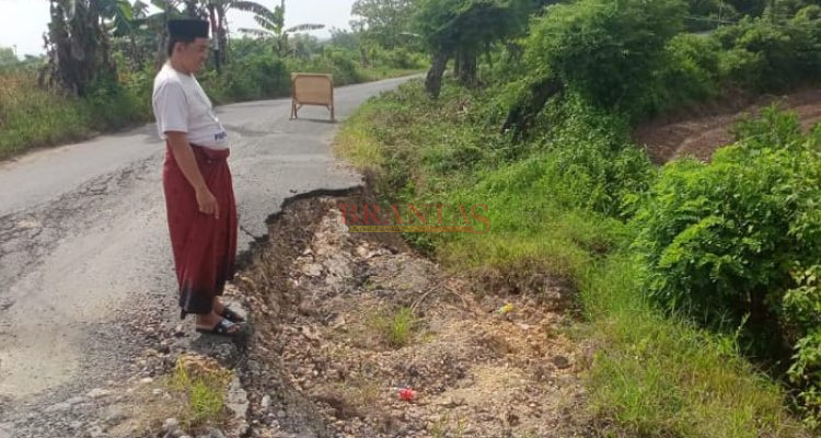Jalan Poros Tambelangan–Kedungdung Longsor Warga Resah Dua Bulan Tanpa Penanganan 1 Kabupaten Sampang