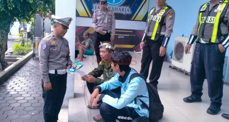 MAGETAN – Usai Viral Balap Orang di Maospati Satlantas Polres Magetan Bergerak Cepat Sosialisasi Aturan Penggunaan Jalan 1 Satlantas Polres Magetan