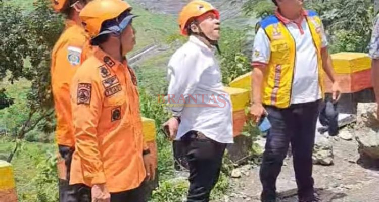 Ketua DPRD Imbau Waspada Longsor Tutup Jalan Trenggalek-Ponorogo DPRD Trenggalek