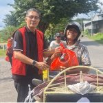 MOJOKERTO - DPC PDI-Perjuangan Kab Mojokerto Bagi-Bagi Paket Sembako Pada Sesama 1 DPC PDI Perjuangan Kabupaten Mojokerto