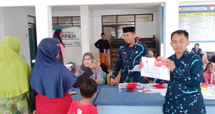 SAMPANG - 169 Lansia Tambelangan Terima PKH Plus Jaslut Bukti Kepedulian untuk Rakyat Usia Senja 1 Kabupaten Sampang