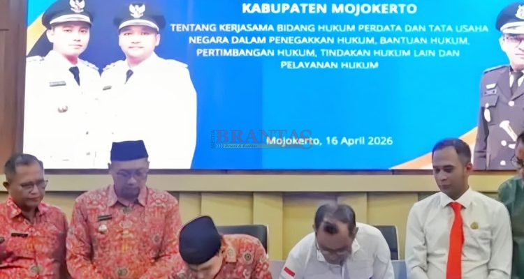 Bupati Gus Barra Didampingi Wabup menandatangani MoU dengan Kejaksaan Negeri Mojokerto