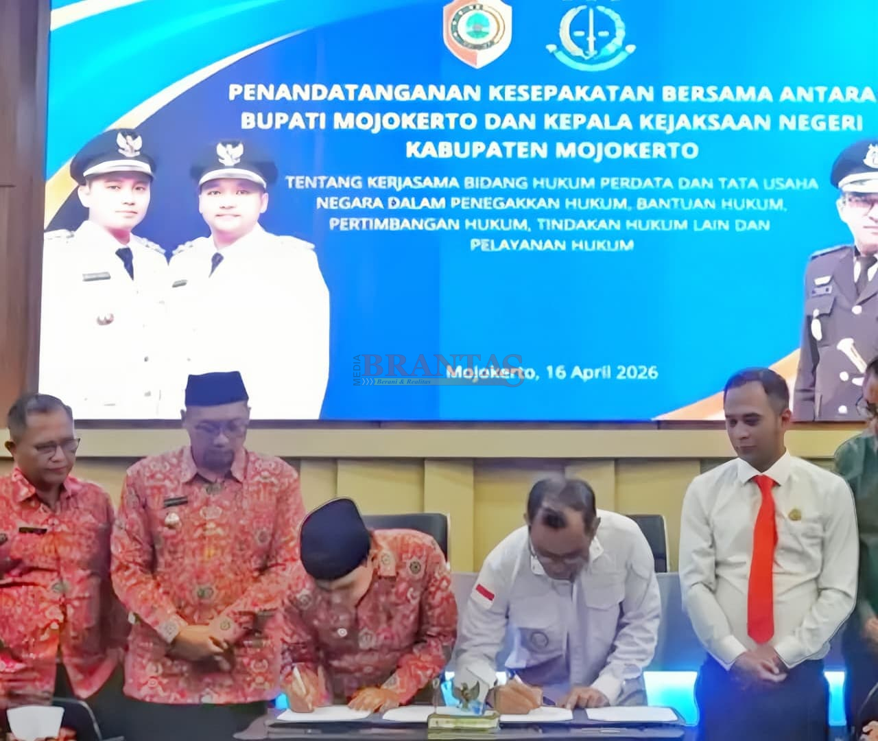 Bupati Gus Barra Didampingi Wabup menandatangani MoU dengan Kejaksaan Negeri Mojokerto