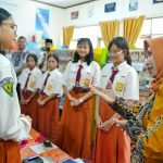 Walikota Mojokerto Ning Ita bersama para siswi - siswi saat meninjau sekolah
