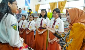 Walikota Mojokerto Ning Ita bersama para siswi - siswi saat meninjau sekolah