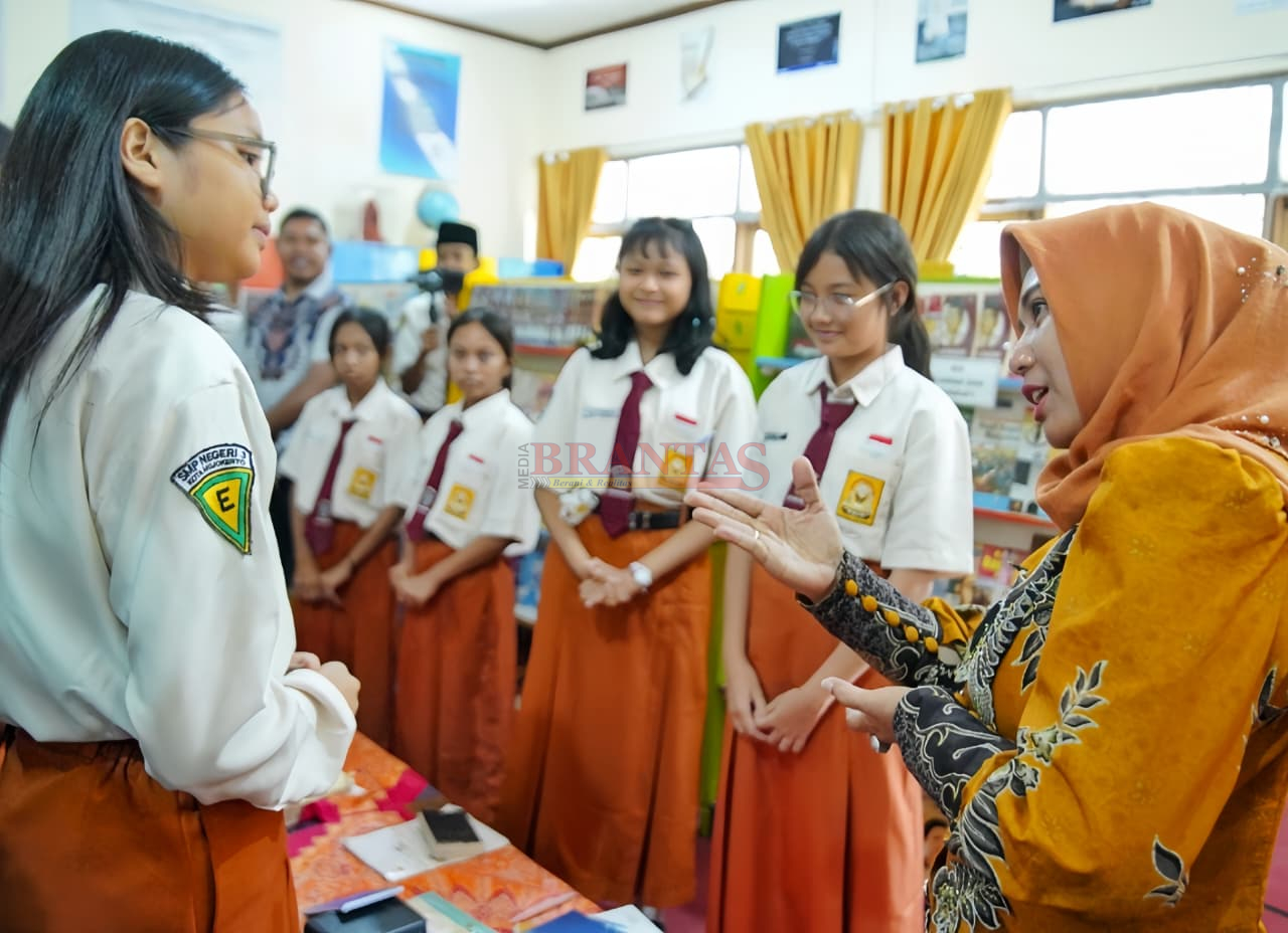 Walikota Mojokerto Ning Ita bersama para siswi - siswi saat meninjau sekolah