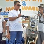 Bupati Gus Barra Didampingi Wabup memberikan Hadiah utama Senam Masal