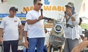 Bupati Gus Barra Didampingi Wabup memberikan Hadiah utama Senam Masal