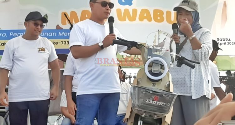 Bupati Gus Barra Didampingi Wabup memberikan Hadiah utama Senam Masal