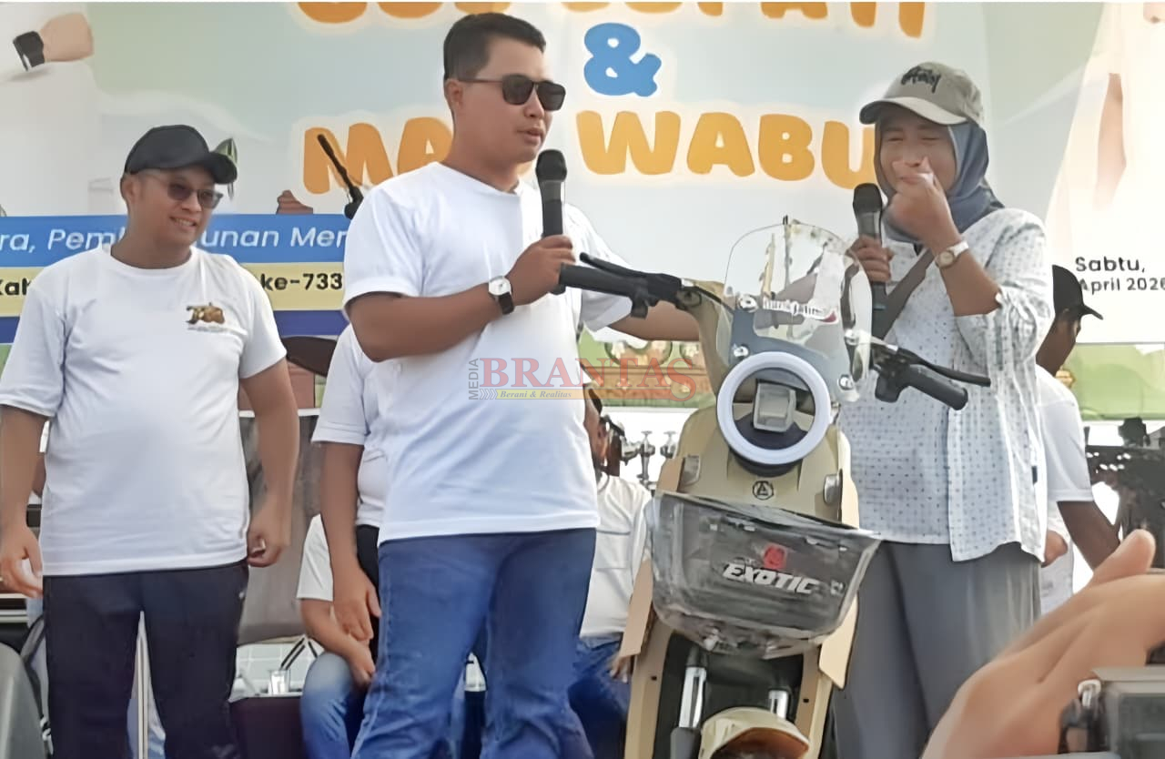 Bupati Gus Barra Didampingi Wabup memberikan Hadiah utama Senam Masal
