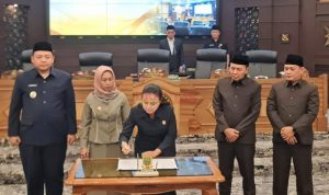 Ketua DPRD Kota Mojokerto memberikan Rekomendasi hasil Pembahasan Pansus