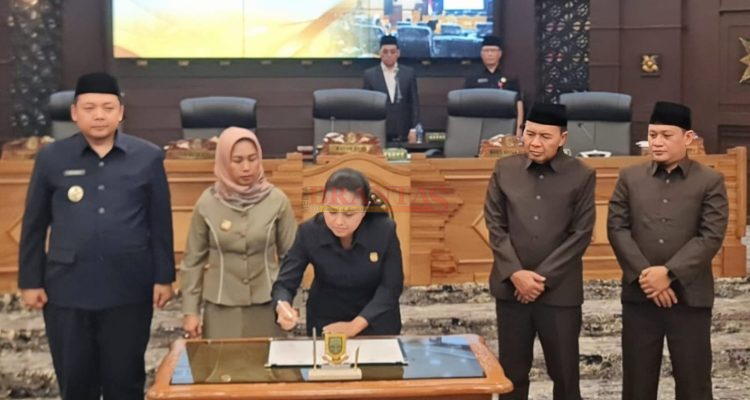 Ketua DPRD Kota Mojokerto memberikan Rekomendasi hasil Pembahasan Pansus