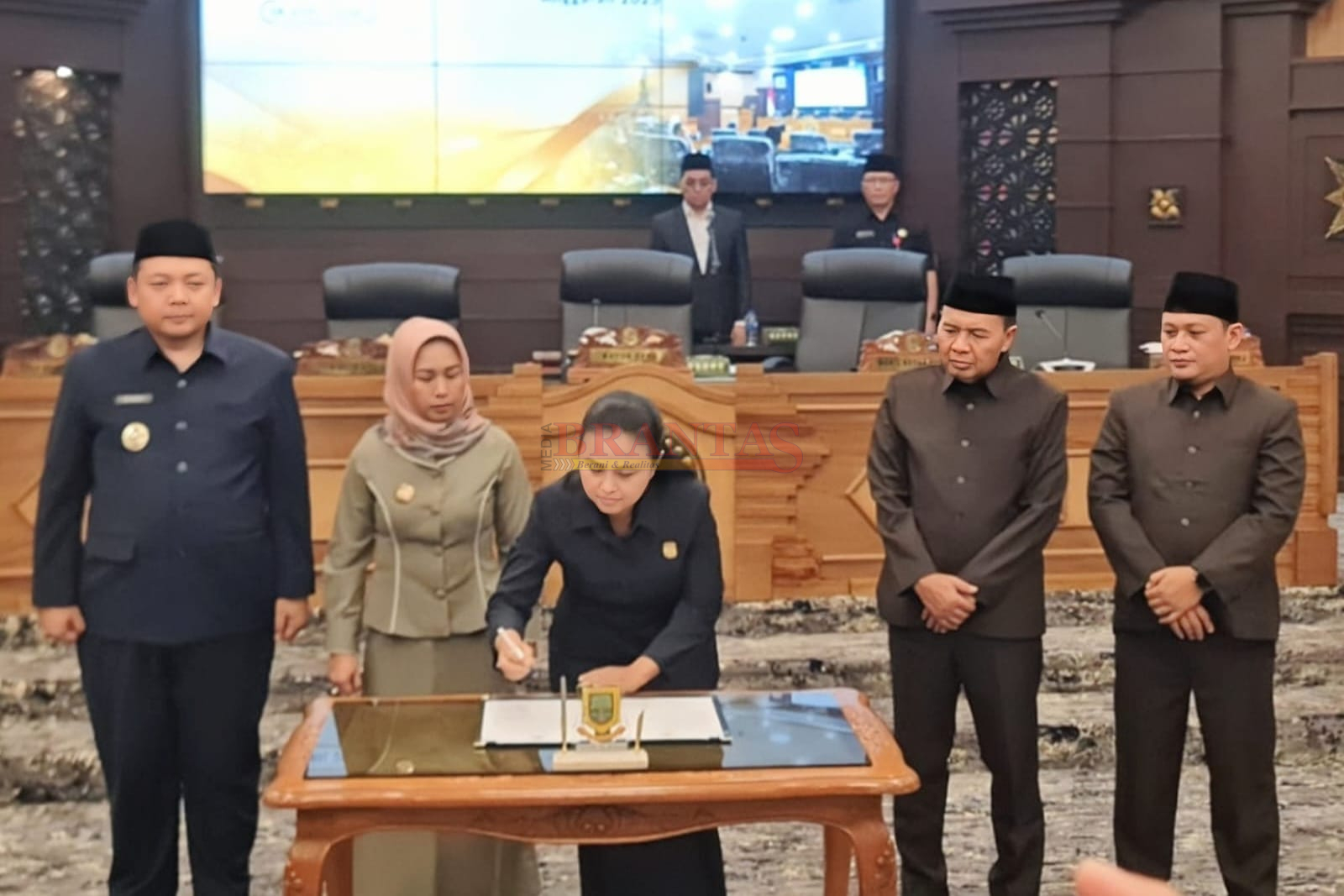 Ketua DPRD Kota Mojokerto memberikan Rekomendasi hasil Pembahasan Pansus