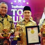 Bupati Gus Barra Didampingi Direktur PERUMDAM Mojopahit Mojokerto Fayakun Hidayat, SH,dan Dewan Pengawas Lutfi Mengangkat Penghargaan