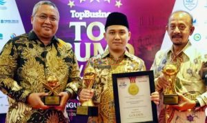 Bupati Gus Barra Didampingi Direktur PERUMDAM Mojopahit Mojokerto Fayakun Hidayat, SH,dan Dewan Pengawas Lutfi Mengangkat Penghargaan