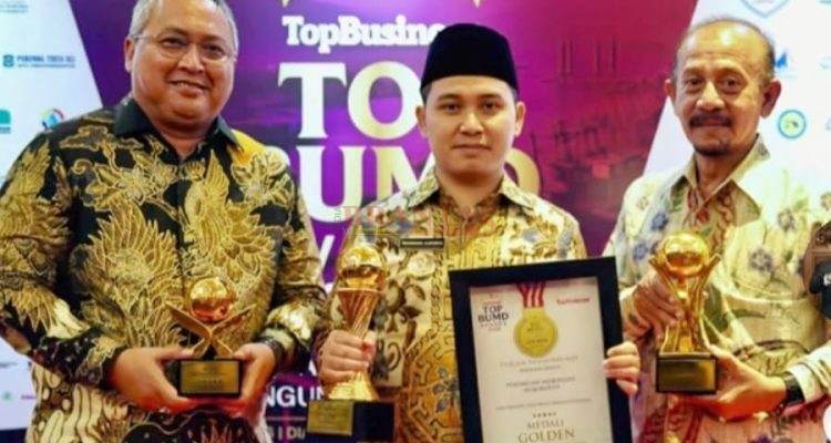 Bupati Gus Barra Didampingi Direktur PERUMDAM Mojopahit Mojokerto Fayakun Hidayat, SH,dan Dewan Pengawas Lutfi Mengangkat Penghargaan