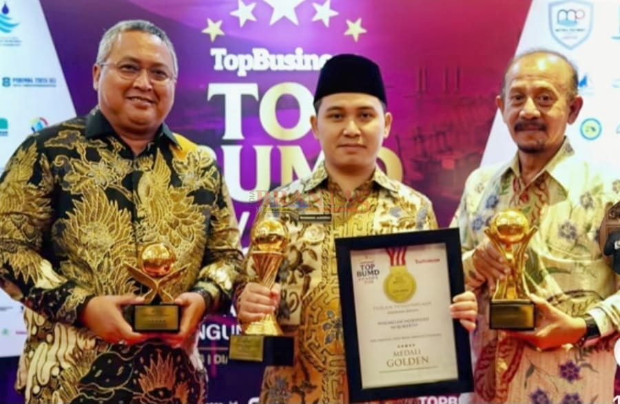 Bupati Gus Barra Didampingi Direktur PERUMDAM Mojopahit Mojokerto Fayakun Hidayat, SH,dan Dewan Pengawas Lutfi Mengangkat Penghargaan