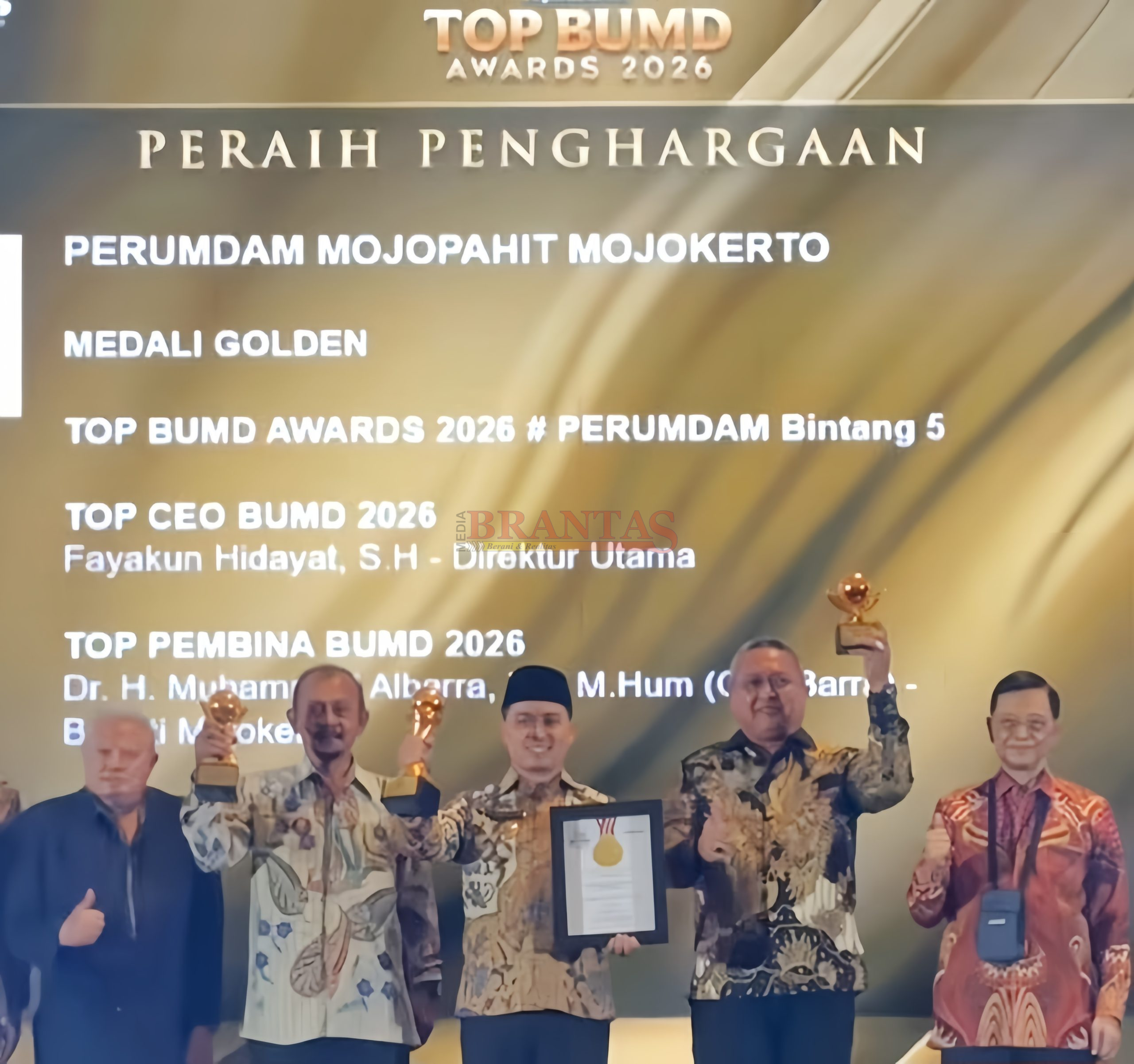 Bupati Gus Barra Didampingi Direktur PERUMDAM Mojopahit Mojokerto Fayakun Hidayat, SH, dan Dewan Pengawas Lutfi Mengangkat Piagam dan Trophy