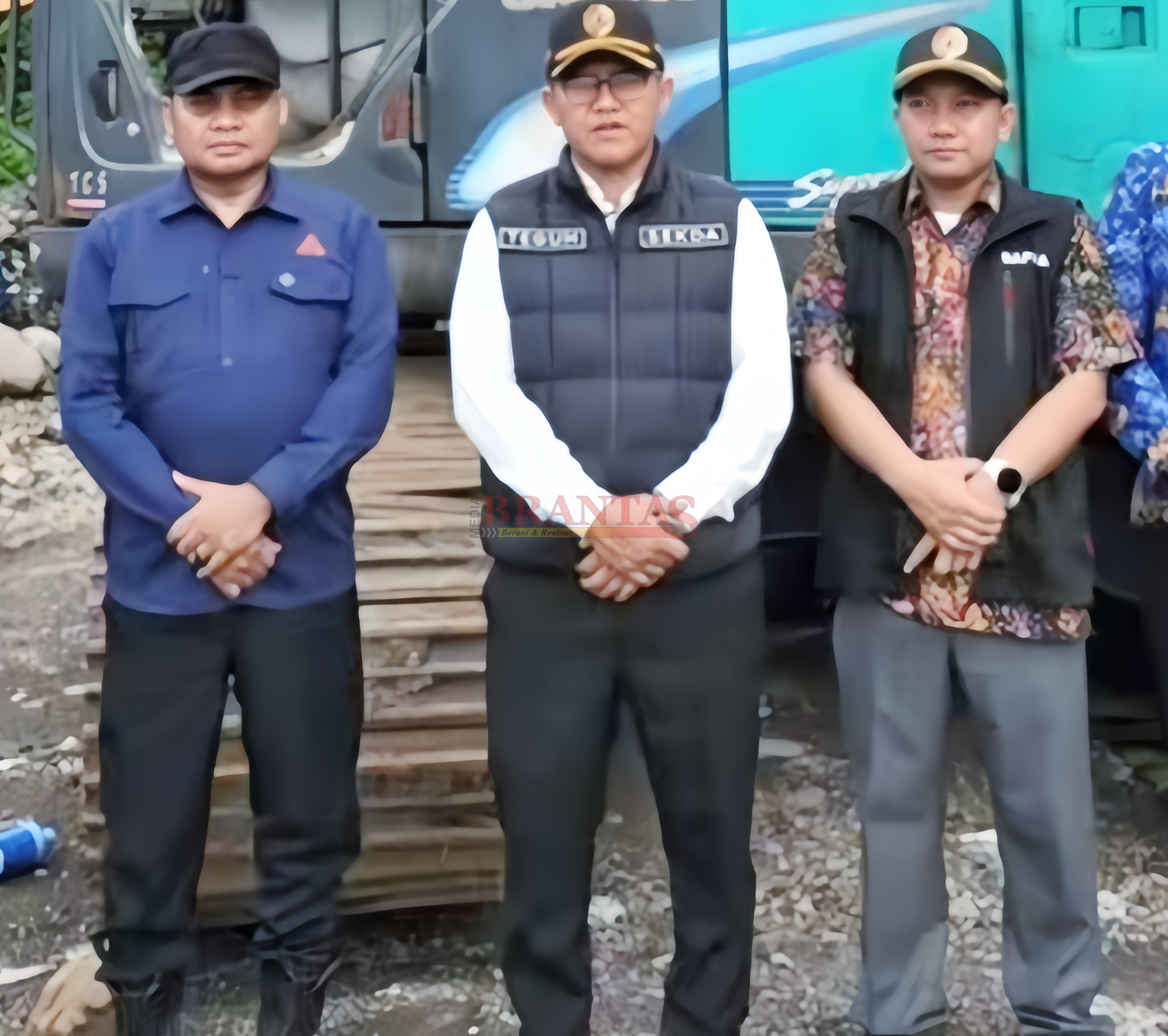 Sekdakab Drs. Teguh Gunarko didampingi Kabag Hukum Beny Winarno, SH MH dan Sekretaris Bapenda H.Pipit Susastiyo, SE MM saat konferensi Pers