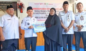 1000624384 Bupati Gus Barra Didampingi Direktur RSUD RA Basoeni dr. Rasyid Salim, Sp.KJ ( K) bersama Kadis Sosial dan Camat Kemlagi saat memberikan obat dan Paket Sembako kepada Warga Penghuni Pondok 99 Kemlagi