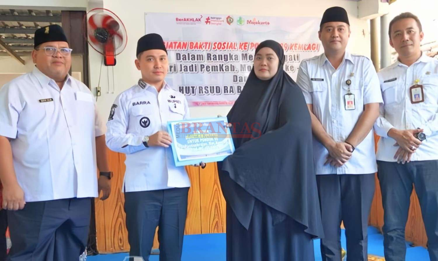 Bupati Gus Barra Didampingi Direktur RSUD RA Basoeni dr. Rasyid Salim, Sp.KJ ( K) bersama Kadis Sosial dan Camat Kemlagi saat memberikan obat dan Paket Sembako kepada Warga Penghuni Pondok 99 Kemlagi