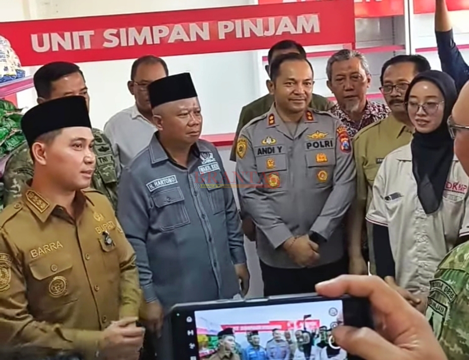 Bupati Gus Barra Didampingi Wakil Ketua DPRD Kabupaten Mojokerto Abah Hartono SH saat diwawancarai wartawan