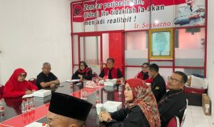 Ketua DPC PDI -Perjuangan Kabupaten Mojokerto Ida Bagus Nugroho, SH, didampingi Sekretaris DPC Nurida Lukitasari, S.Pd, Bendahara Hj. Setia Puji Lestari SE MM dan jajarannya Rapat Internal Persiapan Pelantikan PAC