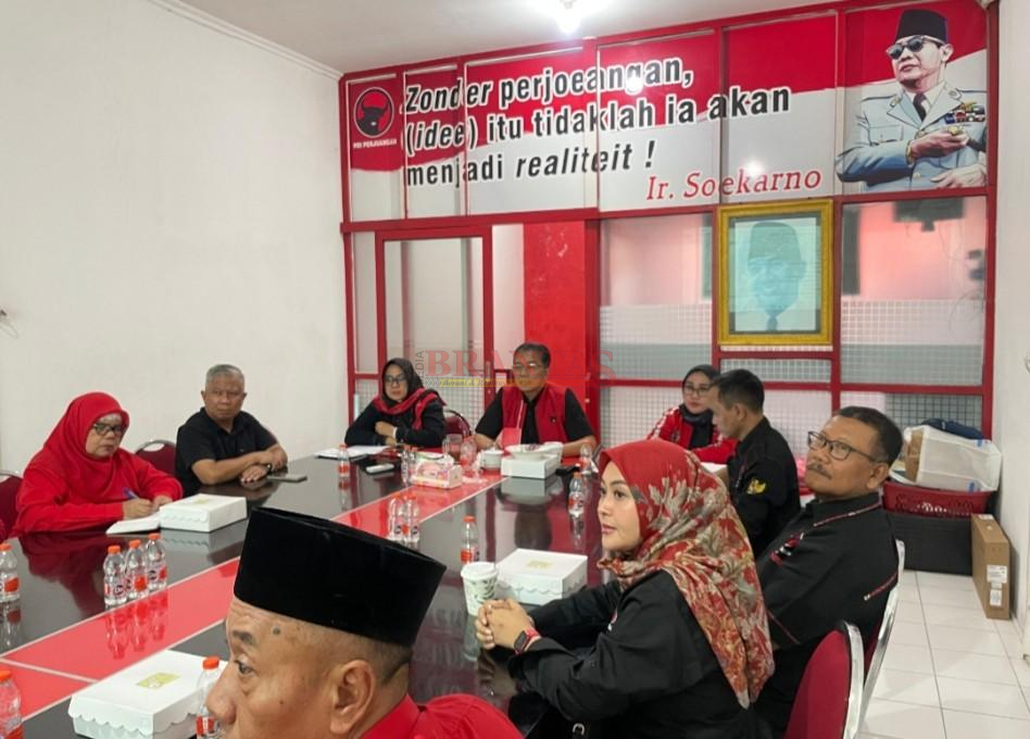 Ketua DPC PDI -Perjuangan Kabupaten Mojokerto Ida Bagus Nugroho, SH, didampingi Sekretaris DPC Nurida Lukitasari, S.Pd, Bendahara Hj. Setia Puji Lestari SE MM dan jajarannya Rapat Internal Persiapan Pelantikan PAC