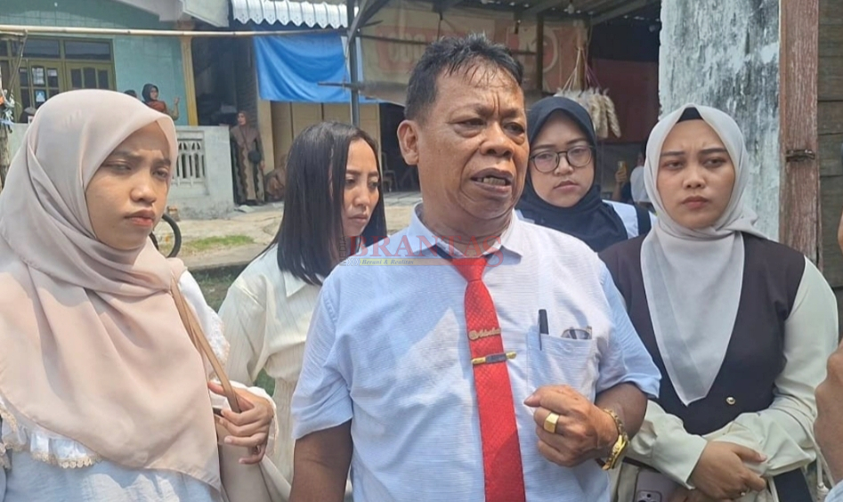 Advokat Kondang Jatim Alex Askohar, SH, MH didampingi Staf dan Ajudannya saat memberikan Keterangan Pers