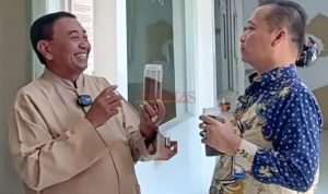 Ketua Kelompok Tani Mulyo Jati Mojopahit Mojokerto Ki Mulyono, SH, MM memberikan penjelasan kepada Kepala BNN Kota Mojokerto AKBP Damar Bastiar Amarapit, ST tentang Pengelolaan Cokelat Mojopahit