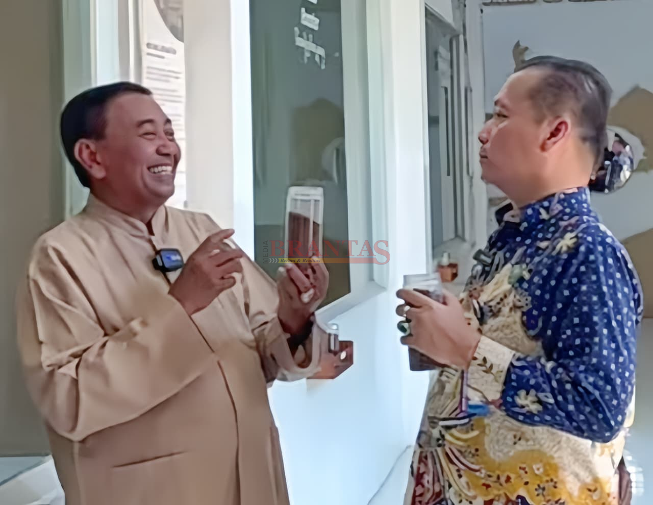 Ketua Kelompok Tani Mulyo Jati Mojopahit Mojokerto Ki Mulyono, SH, MM memberikan penjelasan kepada Kepala BNN Kota Mojokerto AKBP Damar Bastiar Amarapit, ST tentang Pengelolaan Cokelat Mojopahit