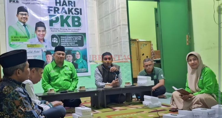 Ketua DPC PKB Kota Mojokerto H. Junaedi Malik, SE ( Gus Juned ) Didampingi Ketua Fraksi PKB, H. Wahju Nur Hidajat, SH MH, Waka DPRD H. Hadi Prayitno SH dan Ketua Komisi I Dra. Hj. Enny Rahmawati serta Gus Athok saat menyampaikan sambutannya